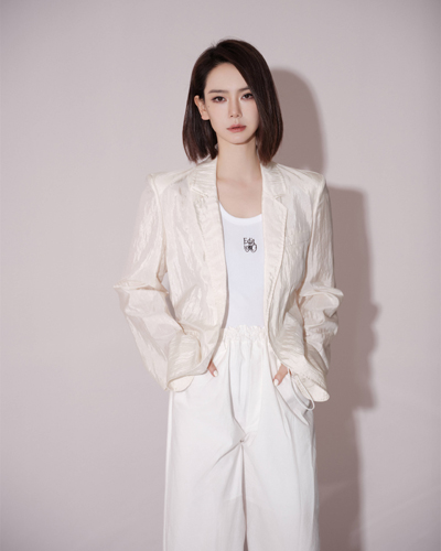 Edition品牌大使戚薇上身夏季系列，尽情展现游刃自如姿态