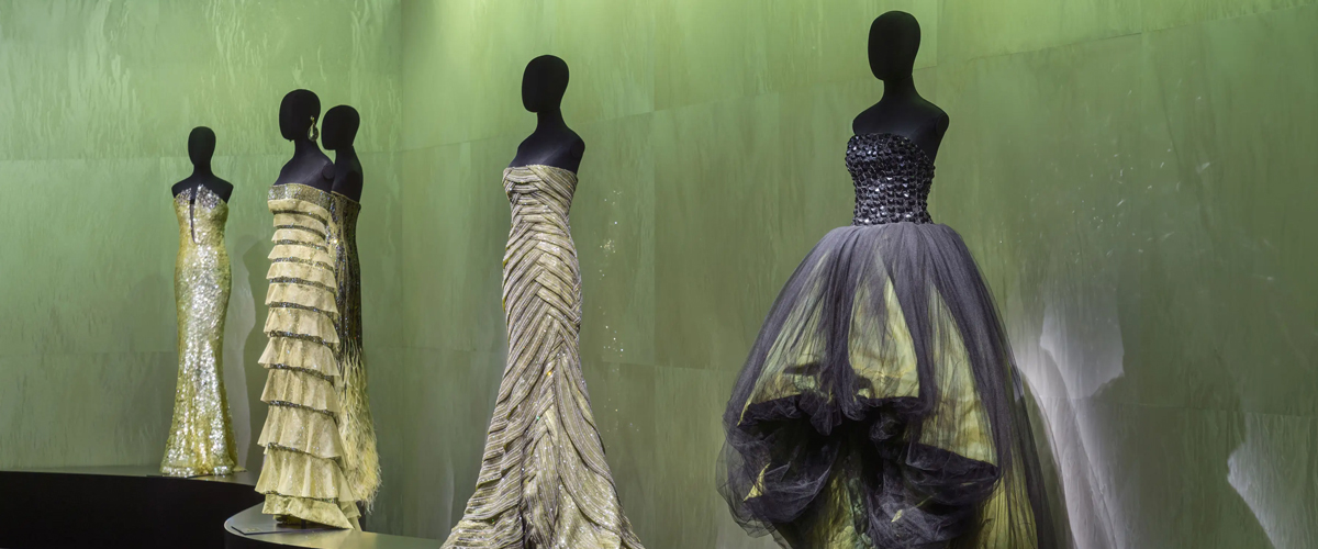 2025 年 5 月 20 日，米兰主题展览Giorgio Armani Priv 2005-2025:高级定制二十周 年于 Armani/Silos 正式揭幕。此次展览由 Gi..