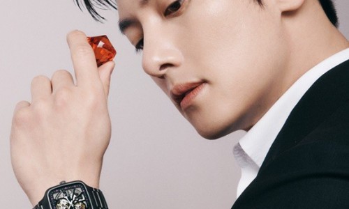 跃动的红，注入崭新活力 全新True Square真我系列池昌旭合作款腕表发布