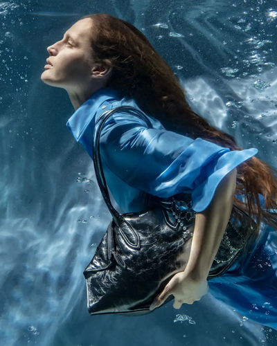 McQueen发布Manta手袋专属广告大片